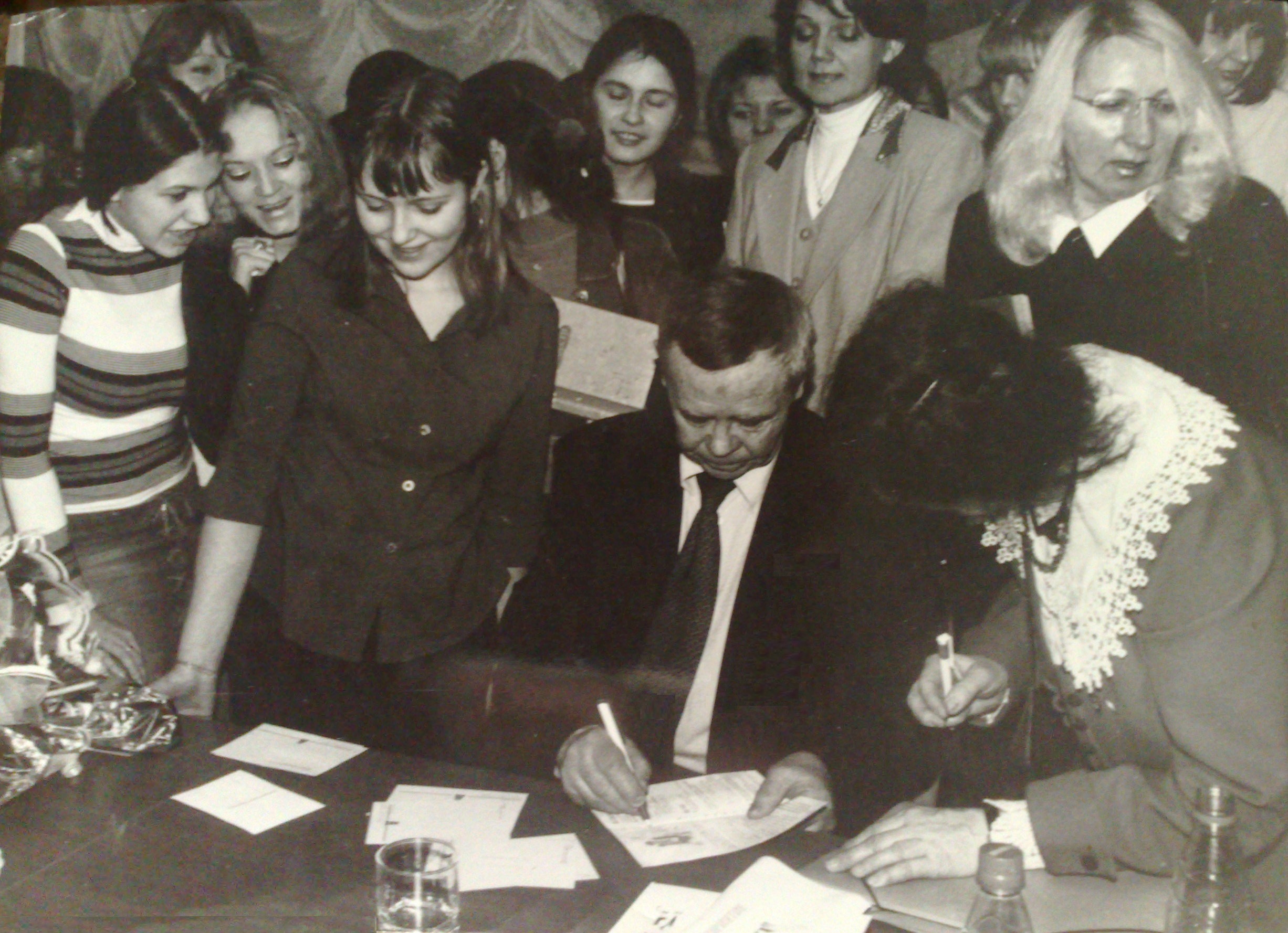 Сургутские студенты берут автограф у Валентина Распутина. Фото из архива Н. Рябковой