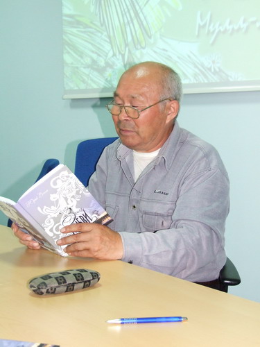 Ю. К. Вэлла, член СП России, ненецкий поэт на презентации новой книги в Сургутской библиотеке